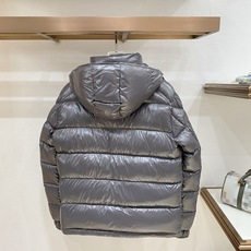 Moncler 盟可睐2026FW秋冬新款Maya经典亮面玛雅可拆卸连帽羽绒服 全套原版五金辅料,拉链、金属按扣、袖臂圆 Moncler 盟可睐2026FW秋冬新款Maya经典亮面玛雅可拆卸连帽羽绒服 全套原版五金辅料,拉链、金属按扣、袖臂圆