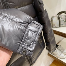 Moncler 盟可睐2026FW秋冬新款Maya经典亮面玛雅可拆卸连帽羽绒服 全套原版五金辅料,拉链、金属按扣、袖臂圆 Moncler 盟可睐2026FW秋冬新款Maya经典亮面玛雅可拆卸连帽羽绒服 全套原版五金辅料,拉链、金属按扣、袖臂圆