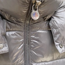 Moncler 盟可睐2026FW秋冬新款Maya经典亮面玛雅可拆卸连帽羽绒服 全套原版五金辅料,拉链、金属按扣、袖臂圆 Moncler 盟可睐2026FW秋冬新款Maya经典亮面玛雅可拆卸连帽羽绒服 全套原版五金辅料,拉链、金属按扣、袖臂圆