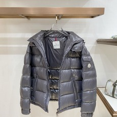 Moncler 盟可睐2026FW秋冬新款Maya经典亮面玛雅可拆卸连帽羽绒服 全套原版五金辅料,拉链、金属按扣、袖臂圆 Moncler 盟可睐2026FW秋冬新款Maya经典亮面玛雅可拆卸连帽羽绒服 全套原版五金辅料,拉链、金属按扣、袖臂圆