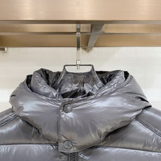 Moncler 盟可睐2026FW秋冬新款Maya经典亮面玛雅可拆卸连帽羽绒服 全套原版五金辅料,拉链、金属按扣、袖臂圆 Moncler 盟可睐2026FW秋冬新款Maya经典亮面玛雅可拆卸连帽羽绒服 全套原版五金辅料,拉链、金属按扣、袖臂圆