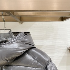 Moncler 盟可睐2026FW秋冬新款Maya经典亮面玛雅可拆卸连帽羽绒服 全套原版五金辅料,拉链、金属按扣、袖臂圆 Moncler 盟可睐2026FW秋冬新款Maya经典亮面玛雅可拆卸连帽羽绒服 全套原版五金辅料,拉链、金属按扣、袖臂圆