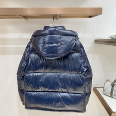 Moncler 盟可睐(蒙口)2026FW秋冬新款彩虹条可拆卸连帽羽绒服 全套原版五金辅料,拉链、按扣、袖口调节扣全部对 Moncler 盟可睐(蒙口)2026FW秋冬新款彩虹条可拆卸连帽羽绒服 全套原版五金辅料,拉链、按扣、袖口调节扣全部对