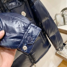 Moncler 盟可睐(蒙口)2026FW秋冬新款彩虹条可拆卸连帽羽绒服 全套原版五金辅料,拉链、按扣、袖口调节扣全部对 Moncler 盟可睐(蒙口)2026FW秋冬新款彩虹条可拆卸连帽羽绒服 全套原版五金辅料,拉链、按扣、袖口调节扣全部对