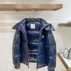 Moncler 盟可睐(蒙口)2026FW秋冬新款彩虹条可拆卸连帽羽绒服 全套原版五金辅料,拉链、按扣、袖口调节扣全部对 Moncler 盟可睐(蒙口)2026FW秋冬新款彩虹条可拆卸连帽羽绒服 全套原版五金辅料,拉链、按扣、袖口调节扣全部对