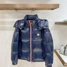 Moncler 盟可睐(蒙口)2026FW秋冬新款彩虹条可拆卸连帽羽绒服 全套原版五金辅料,拉链、按扣、袖口调节扣全部对 Moncler 盟可睐(蒙口)2026FW秋冬新款彩虹条可拆卸连帽羽绒服 全套原版五金辅料,拉链、按扣、袖口调节扣全部对