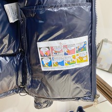 Moncler 盟可睐(蒙口)2026FW秋冬新款彩虹条可拆卸连帽羽绒服 全套原版五金辅料,拉链、按扣、袖口调节扣全部对 Moncler 盟可睐(蒙口)2026FW秋冬新款彩虹条可拆卸连帽羽绒服 全套原版五金辅料,拉链、按扣、袖口调节扣全部对