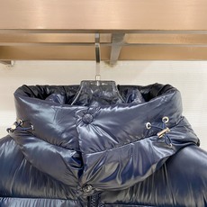Moncler 盟可睐(蒙口)2026FW秋冬新款彩虹条可拆卸连帽羽绒服 全套原版五金辅料,拉链、按扣、袖口调节扣全部对 Moncler 盟可睐(蒙口)2026FW秋冬新款彩虹条可拆卸连帽羽绒服 全套原版五金辅料,拉链、按扣、袖口调节扣全部对