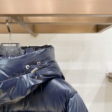 Moncler 盟可睐(蒙口)2026FW秋冬新款彩虹条可拆卸连帽羽绒服 全套原版五金辅料,拉链、按扣、袖口调节扣全部对 Moncler 盟可睐(蒙口)2026FW秋冬新款彩虹条可拆卸连帽羽绒服 全套原版五金辅料,拉链、按扣、袖口调节扣全部对