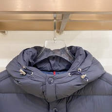 Moncler 盟可睐(蒙口)2026FW秋冬专柜最新款袖袋徽章连帽短款羽绒服 全套原版五金辅料,按扣、品牌拉链、帽绳金 Moncler 盟可睐(蒙口)2026FW秋冬专柜最新款袖袋徽章连帽短款羽绒服 全套原版五金辅料,按扣、品牌拉链、帽绳金