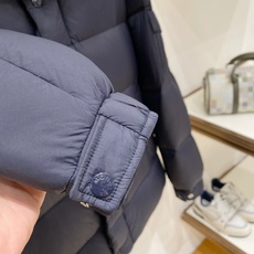 Moncler 盟可睐(蒙口)2026FW秋冬专柜最新款袖袋徽章连帽短款羽绒服 全套原版五金辅料,按扣、品牌拉链、帽绳金 Moncler 盟可睐(蒙口)2026FW秋冬专柜最新款袖袋徽章连帽短款羽绒服 全套原版五金辅料,按扣、品牌拉链、帽绳金