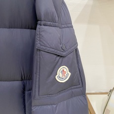 Moncler 盟可睐(蒙口)2026FW秋冬专柜最新款袖袋徽章连帽短款羽绒服 全套原版五金辅料,按扣、品牌拉链、帽绳金 Moncler 盟可睐(蒙口)2026FW秋冬专柜最新款袖袋徽章连帽短款羽绒服 全套原版五金辅料,按扣、品牌拉链、帽绳金