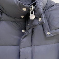 Moncler 盟可睐(蒙口)2026FW秋冬专柜最新款袖袋徽章连帽短款羽绒服 全套原版五金辅料,按扣、品牌拉链、帽绳金 Moncler 盟可睐(蒙口)2026FW秋冬专柜最新款袖袋徽章连帽短款羽绒服 全套原版五金辅料,按扣、品牌拉链、帽绳金