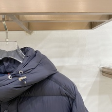 Moncler 盟可睐(蒙口)2026FW秋冬专柜最新款袖袋徽章连帽短款羽绒服 全套原版五金辅料,按扣、品牌拉链、帽绳金 Moncler 盟可睐(蒙口)2026FW秋冬专柜最新款袖袋徽章连帽短款羽绒服 全套原版五金辅料,按扣、品牌拉链、帽绳金