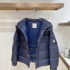 Moncler 盟可睐(蒙口)2026FW秋冬专柜最新款袖袋徽章连帽短款羽绒服 全套原版五金辅料,按扣、品牌拉链、帽绳金 Moncler 盟可睐(蒙口)2026FW秋冬专柜最新款袖袋徽章连帽短款羽绒服 全套原版五金辅料,按扣、品牌拉链、帽绳金