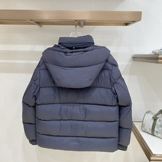 Moncler 盟可睐(蒙口)2026FW秋冬专柜最新款袖袋徽章连帽短款羽绒服 全套原版五金辅料,按扣、品牌拉链、帽绳金 Moncler 盟可睐(蒙口)2026FW秋冬专柜最新款袖袋徽章连帽短款羽绒服 全套原版五金辅料,按扣、品牌拉链、帽绳金