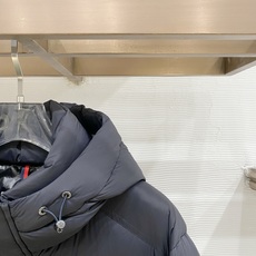 Moncler 盟可睐(蒙口)2026FW秋冬专柜最新款袖袋徽章连帽短款羽绒服 全套原版五金辅料,按扣、品牌拉链、帽绳金 Moncler 盟可睐(蒙口)2026FW秋冬专柜最新款袖袋徽章连帽短款羽绒服 全套原版五金辅料,按扣、品牌拉链、帽绳金