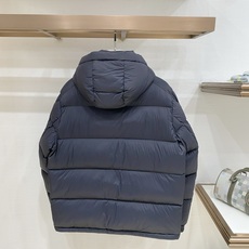 Moncler 盟可睐(蒙口)2026FW秋冬专柜最新款袖袋徽章连帽短款羽绒服 全套原版五金辅料,按扣、品牌拉链、帽绳金 Moncler 盟可睐(蒙口)2026FW秋冬专柜最新款袖袋徽章连帽短款羽绒服 全套原版五金辅料,按扣、品牌拉链、帽绳金