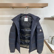 Moncler 盟可睐(蒙口)2026FW秋冬专柜最新款袖袋徽章连帽短款羽绒服 全套原版五金辅料,按扣、品牌拉链、帽绳金 Moncler 盟可睐(蒙口)2026FW秋冬专柜最新款袖袋徽章连帽短款羽绒服 全套原版五金辅料,按扣、品牌拉链、帽绳金