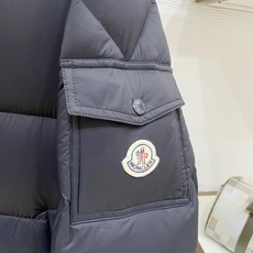 Moncler 盟可睐(蒙口)2026FW秋冬专柜最新款袖袋徽章连帽短款羽绒服 全套原版五金辅料,按扣、品牌拉链、帽绳金 Moncler 盟可睐(蒙口)2026FW秋冬专柜最新款袖袋徽章连帽短款羽绒服 全套原版五金辅料,按扣、品牌拉链、帽绳金