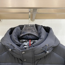 Moncler 盟可睐(蒙口)2026FW秋冬专柜最新款袖袋徽章连帽短款羽绒服 全套原版五金辅料,按扣、品牌拉链、帽绳金 Moncler 盟可睐(蒙口)2026FW秋冬专柜最新款袖袋徽章连帽短款羽绒服 全套原版五金辅料,按扣、品牌拉链、帽绳金
