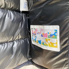 Moncler 盟可睐(蒙口)2026FW秋冬专柜最新款袖袋徽章连帽短款羽绒服 全套原版五金辅料,按扣、品牌拉链、帽绳金 Moncler 盟可睐(蒙口)2026FW秋冬专柜最新款袖袋徽章连帽短款羽绒服 全套原版五金辅料,按扣、品牌拉链、帽绳金