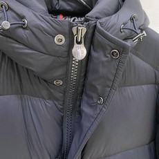 Moncler 盟可睐(蒙口)2026FW秋冬专柜最新款袖袋徽章连帽短款羽绒服 全套原版五金辅料,按扣、品牌拉链、帽绳金 Moncler 盟可睐(蒙口)2026FW秋冬专柜最新款袖袋徽章连帽短款羽绒服 全套原版五金辅料,按扣、品牌拉链、帽绳金