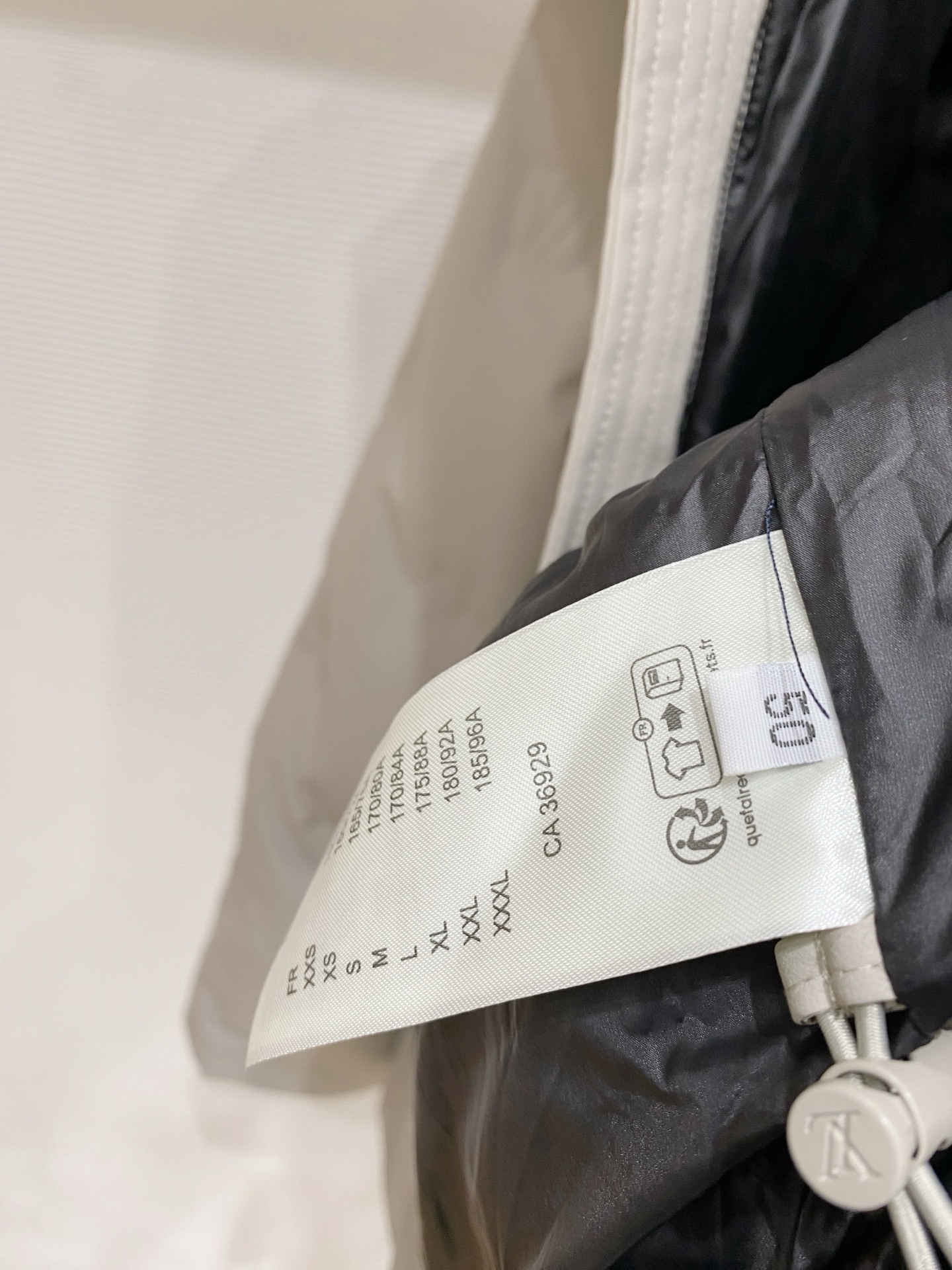 Louis Vuitton 路易威登（LV）2026FW秋冬新款可拆卸连帽压花羽绒服 全套原版五金配件，拉链、按扣全部还