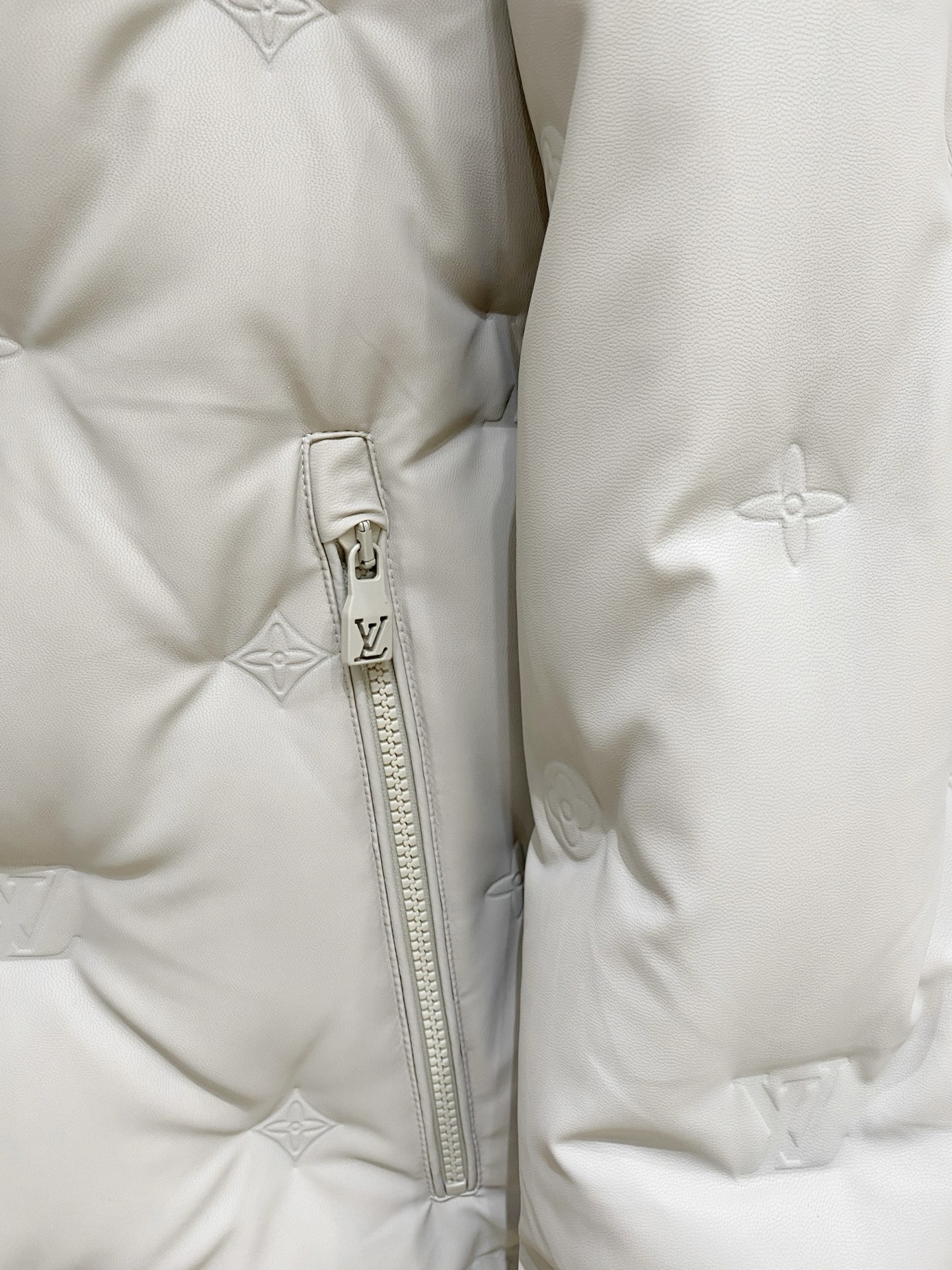 Louis Vuitton 路易威登（LV）2026FW秋冬新款可拆卸连帽压花羽绒服 全套原版五金配件，拉链、按扣全部还