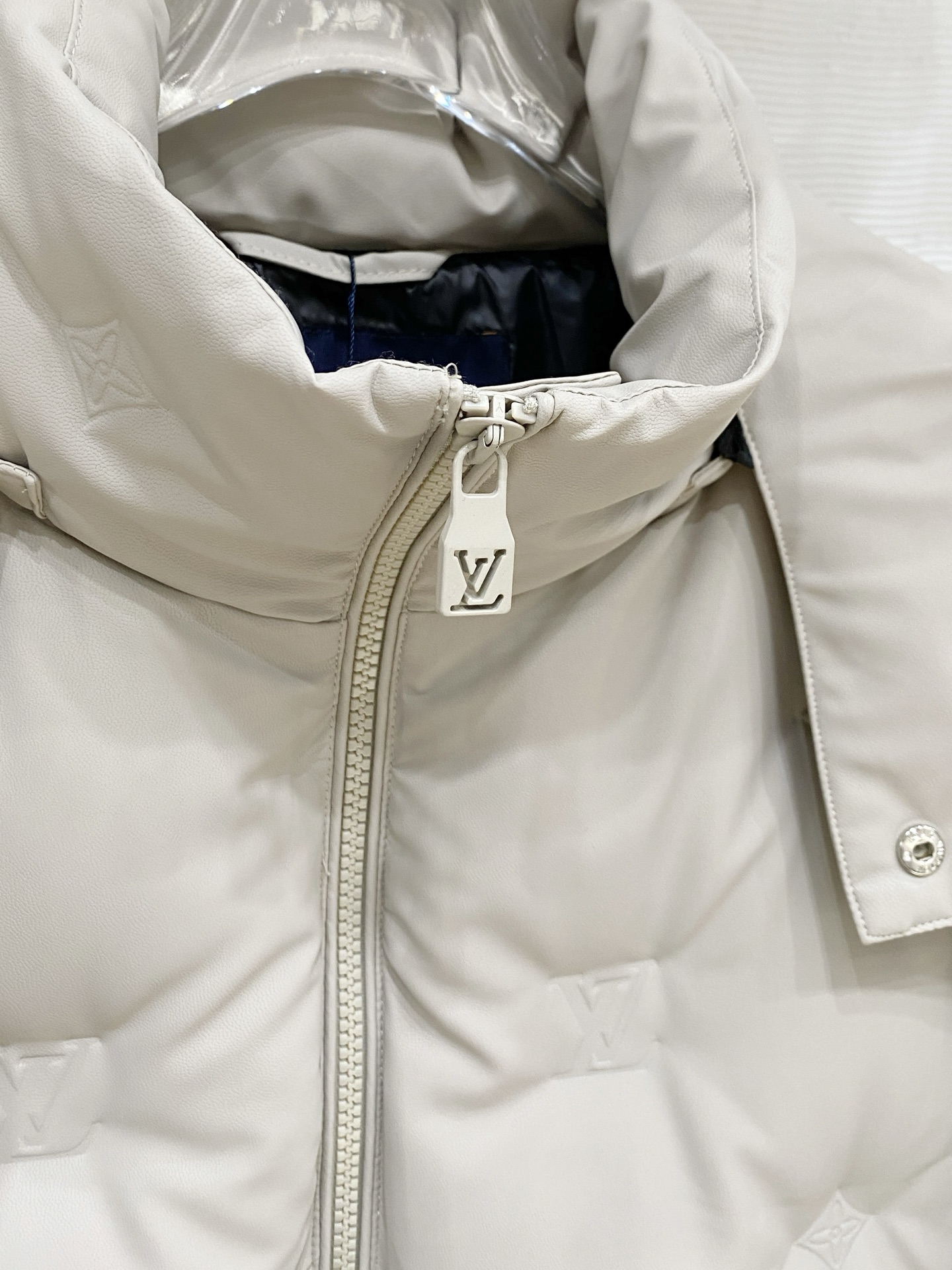 Louis Vuitton 路易威登（LV）2026FW秋冬新款可拆卸连帽压花羽绒服 全套原版五金配件，拉链、按扣全部还