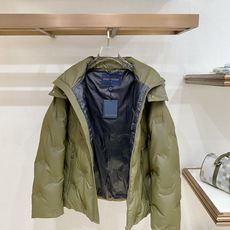 Louis Vuitton 路易威登(LV)2026FW秋冬新款可拆卸连帽压花羽绒服 全套原版五金配件,拉链、按扣全部还 Louis Vuitton 路易威登(LV)2026FW秋冬新款可拆卸连帽压花羽绒服 全套原版五金配件,拉链、按扣全部还