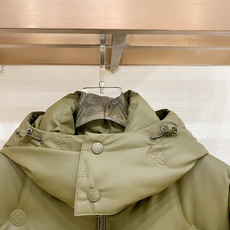 Louis Vuitton 路易威登(LV)2026FW秋冬新款可拆卸连帽压花羽绒服 全套原版五金配件,拉链、按扣全部还 Louis Vuitton 路易威登(LV)2026FW秋冬新款可拆卸连帽压花羽绒服 全套原版五金配件,拉链、按扣全部还