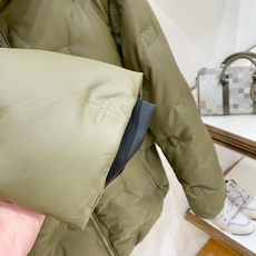 Louis Vuitton 路易威登(LV)2026FW秋冬新款可拆卸连帽压花羽绒服 全套原版五金配件,拉链、按扣全部还 Louis Vuitton 路易威登(LV)2026FW秋冬新款可拆卸连帽压花羽绒服 全套原版五金配件,拉链、按扣全部还