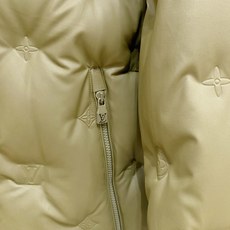 Louis Vuitton 路易威登(LV)2026FW秋冬新款可拆卸连帽压花羽绒服 全套原版五金配件,拉链、按扣全部还 Louis Vuitton 路易威登(LV)2026FW秋冬新款可拆卸连帽压花羽绒服 全套原版五金配件,拉链、按扣全部还