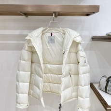 Moncler 盟可睐2026FW秋冬新款Maya经典亮面玛雅可拆卸连帽羽绒服 全套原版五金辅料,拉链、金属按扣、袖臂圆 Moncler 盟可睐2026FW秋冬新款Maya经典亮面玛雅可拆卸连帽羽绒服 全套原版五金辅料,拉链、金属按扣、袖臂圆