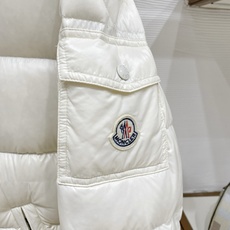 Moncler 盟可睐2026FW秋冬新款Maya经典亮面玛雅可拆卸连帽羽绒服 全套原版五金辅料,拉链、金属按扣、袖臂圆 Moncler 盟可睐2026FW秋冬新款Maya经典亮面玛雅可拆卸连帽羽绒服 全套原版五金辅料,拉链、金属按扣、袖臂圆