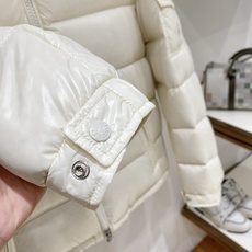 Moncler 盟可睐2026FW秋冬新款Maya经典亮面玛雅可拆卸连帽羽绒服 全套原版五金辅料,拉链、金属按扣、袖臂圆 Moncler 盟可睐2026FW秋冬新款Maya经典亮面玛雅可拆卸连帽羽绒服 全套原版五金辅料,拉链、金属按扣、袖臂圆
