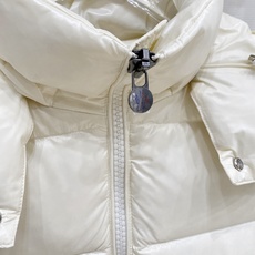 Moncler 盟可睐2026FW秋冬新款Maya经典亮面玛雅可拆卸连帽羽绒服 全套原版五金辅料,拉链、金属按扣、袖臂圆 Moncler 盟可睐2026FW秋冬新款Maya经典亮面玛雅可拆卸连帽羽绒服 全套原版五金辅料,拉链、金属按扣、袖臂圆