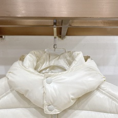 Moncler 盟可睐2026FW秋冬新款Maya经典亮面玛雅可拆卸连帽羽绒服 全套原版五金辅料,拉链、金属按扣、袖臂圆 Moncler 盟可睐2026FW秋冬新款Maya经典亮面玛雅可拆卸连帽羽绒服 全套原版五金辅料,拉链、金属按扣、袖臂圆