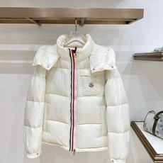 Moncler 盟可睐(蒙口)2026FW秋冬新款彩虹条可拆卸连帽羽绒服 全套原版五金辅料,拉链、按扣、袖口调节扣全部对 Moncler 盟可睐(蒙口)2026FW秋冬新款彩虹条可拆卸连帽羽绒服 全套原版五金辅料,拉链、按扣、袖口调节扣全部对