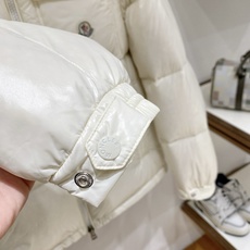 Moncler 盟可睐(蒙口)2026FW秋冬新款彩虹条可拆卸连帽羽绒服 全套原版五金辅料,拉链、按扣、袖口调节扣全部对 Moncler 盟可睐(蒙口)2026FW秋冬新款彩虹条可拆卸连帽羽绒服 全套原版五金辅料,拉链、按扣、袖口调节扣全部对