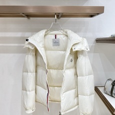 Moncler 盟可睐(蒙口)2026FW秋冬新款彩虹条可拆卸连帽羽绒服 全套原版五金辅料,拉链、按扣、袖口调节扣全部对 Moncler 盟可睐(蒙口)2026FW秋冬新款彩虹条可拆卸连帽羽绒服 全套原版五金辅料,拉链、按扣、袖口调节扣全部对