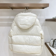 Moncler 盟可睐(蒙口)2026FW秋冬新款彩虹条可拆卸连帽羽绒服 全套原版五金辅料,拉链、按扣、袖口调节扣全部对 Moncler 盟可睐(蒙口)2026FW秋冬新款彩虹条可拆卸连帽羽绒服 全套原版五金辅料,拉链、按扣、袖口调节扣全部对