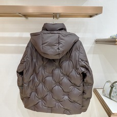 Louis Vuitton 路易威登(LV)2026FW秋冬新款可拆卸连帽压花羽绒服 全套原版五金配件,拉链、按扣全部还 Louis Vuitton 路易威登(LV)2026FW秋冬新款可拆卸连帽压花羽绒服 全套原版五金配件,拉链、按扣全部还