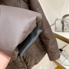 Louis Vuitton 路易威登(LV)2026FW秋冬新款可拆卸连帽压花羽绒服 全套原版五金配件,拉链、按扣全部还 Louis Vuitton 路易威登(LV)2026FW秋冬新款可拆卸连帽压花羽绒服 全套原版五金配件,拉链、按扣全部还