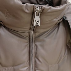 Louis Vuitton 路易威登(LV)2026FW秋冬新款可拆卸连帽压花羽绒服 全套原版五金配件,拉链、按扣全部还 Louis Vuitton 路易威登(LV)2026FW秋冬新款可拆卸连帽压花羽绒服 全套原版五金配件,拉链、按扣全部还