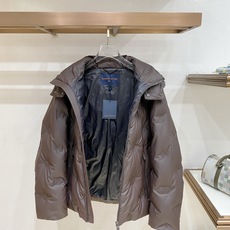 Louis Vuitton 路易威登(LV)2026FW秋冬新款可拆卸连帽压花羽绒服 全套原版五金配件,拉链、按扣全部还 Louis Vuitton 路易威登(LV)2026FW秋冬新款可拆卸连帽压花羽绒服 全套原版五金配件,拉链、按扣全部还