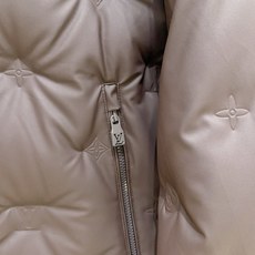 Louis Vuitton 路易威登(LV)2026FW秋冬新款可拆卸连帽压花羽绒服 全套原版五金配件,拉链、按扣全部还 Louis Vuitton 路易威登(LV)2026FW秋冬新款可拆卸连帽压花羽绒服 全套原版五金配件,拉链、按扣全部还