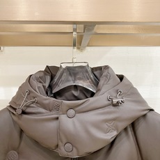 Louis Vuitton 路易威登(LV)2026FW秋冬新款可拆卸连帽压花羽绒服 全套原版五金配件,拉链、按扣全部还 Louis Vuitton 路易威登(LV)2026FW秋冬新款可拆卸连帽压花羽绒服 全套原版五金配件,拉链、按扣全部还