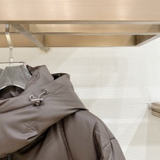 Louis Vuitton 路易威登(LV)2026FW秋冬新款可拆卸连帽压花羽绒服 全套原版五金配件,拉链、按扣全部还 Louis Vuitton 路易威登(LV)2026FW秋冬新款可拆卸连帽压花羽绒服 全套原版五金配件,拉链、按扣全部还